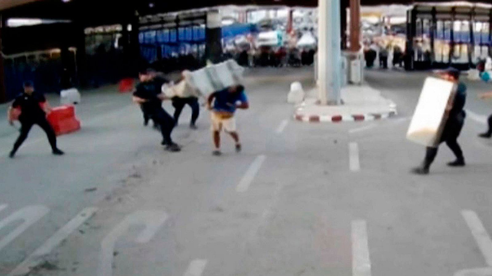 Imagen del vídeo de la Policía en el que se ve cómo reducen al asaltante en el puesto fronterizo de Melilla