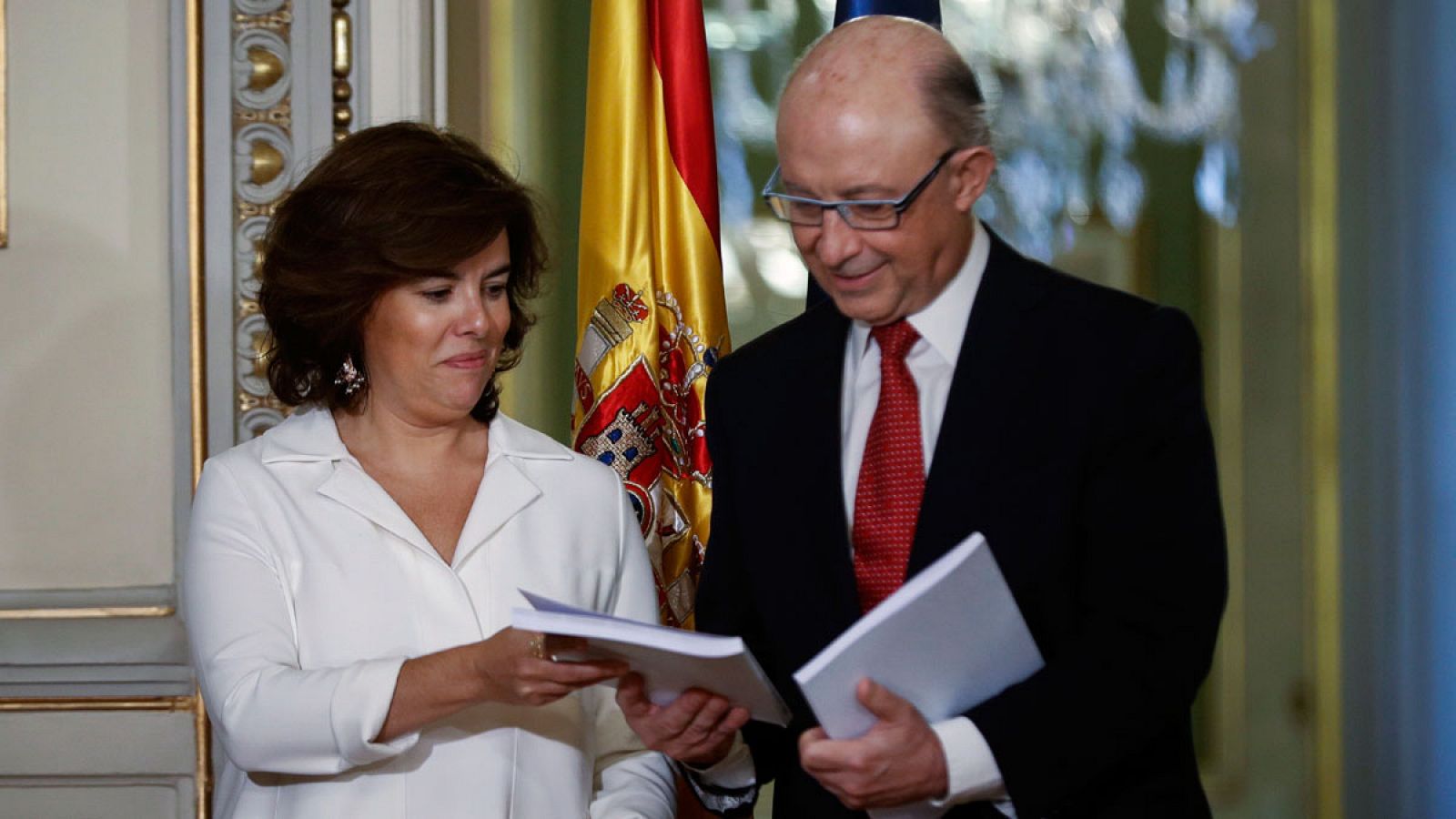 La vicepresidenta del Gobierno, Soraya Sáenz de Santamaría, y el ministro de Hacienda, Cristóbal Montoro