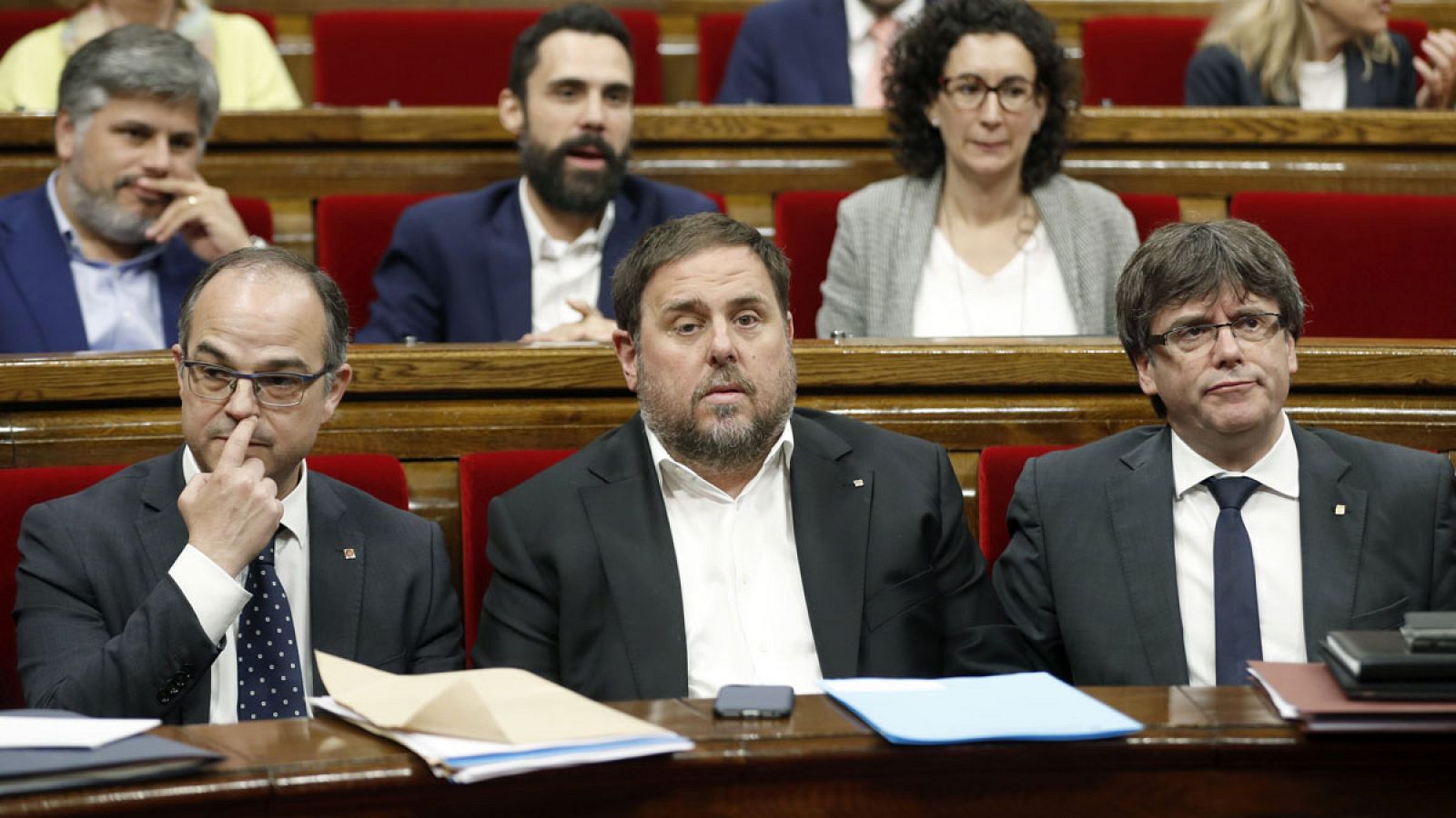 El presidente de la Generalitat, Carles Puigdemont, el vicepresidente del Govern y Conseller de Economía, Oriol Junqueras, y el conseller de la Presidencia, Jordi Turull