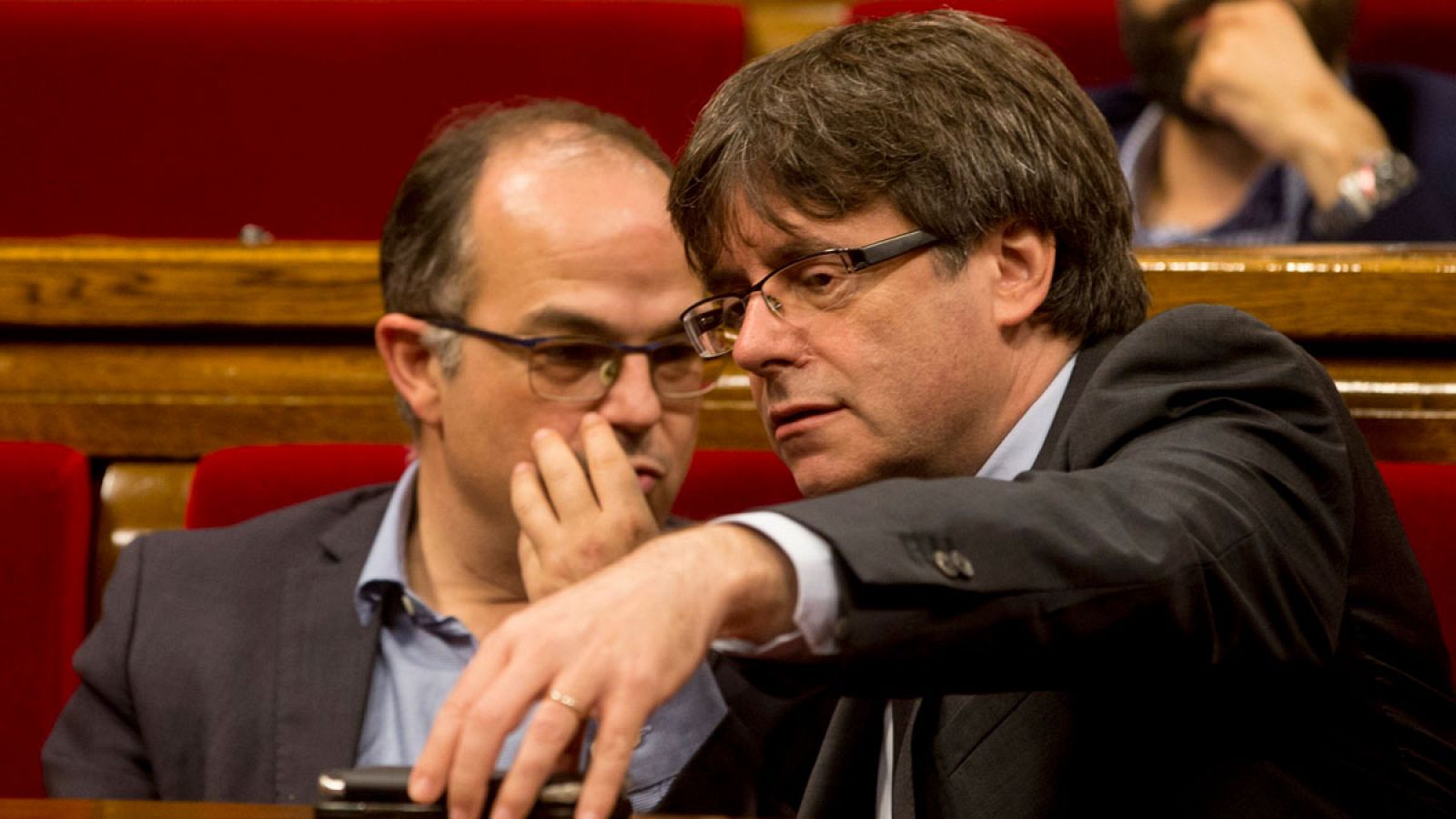 El presidente de la Generalitat Carles Puigdemont junto al conseller de la Presidencia Jordi Turull