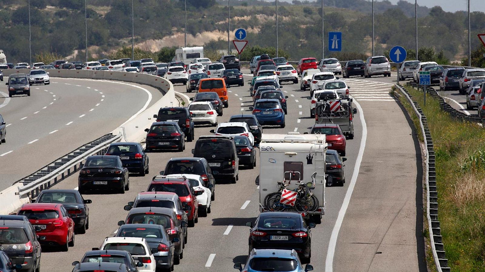 Imagen de archivo de retenciones de tráfico en dirección Barcelona a la altura de Torredembarra, en Tarragona.