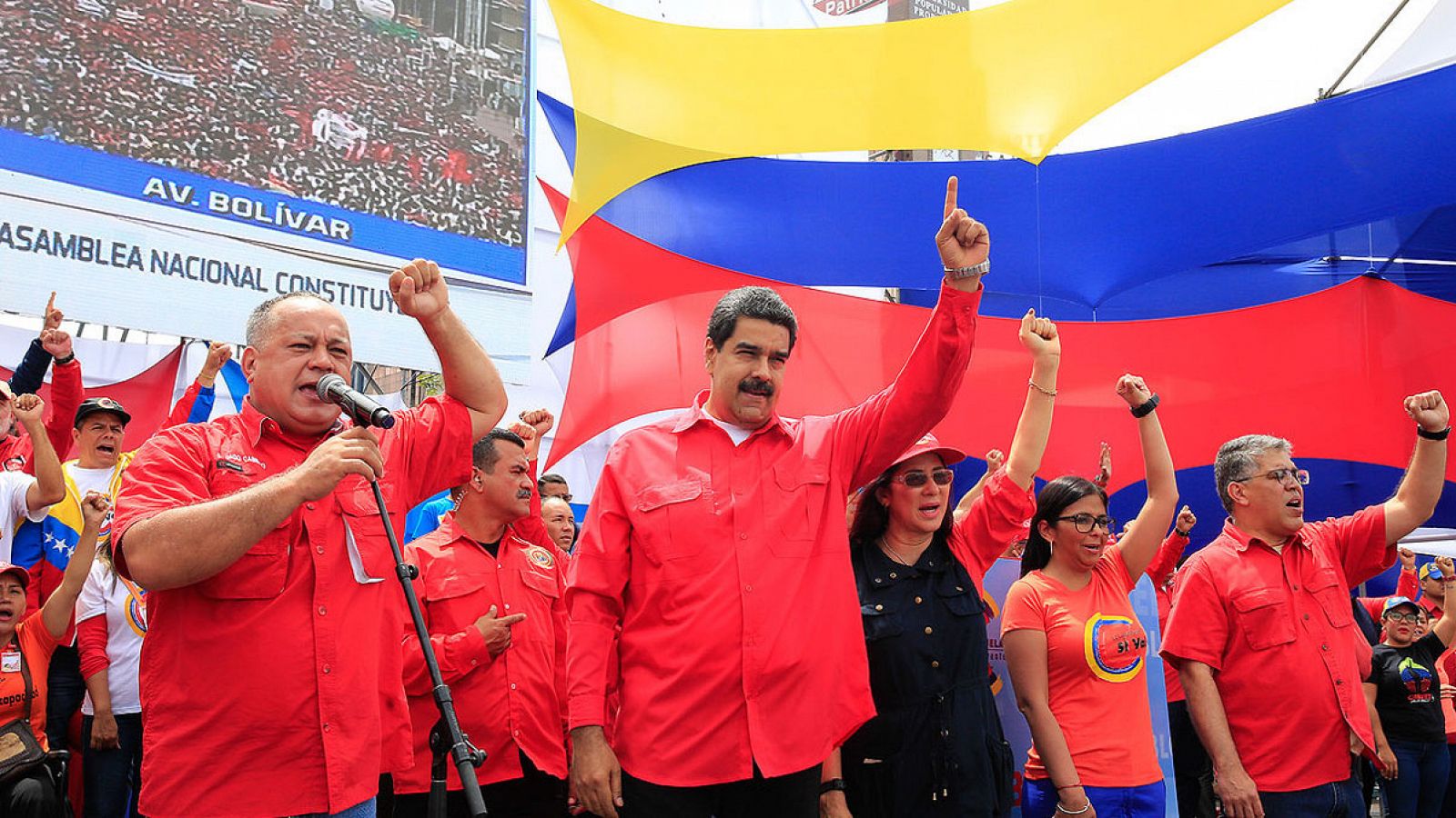 Fotografía cedida por la oficina de prensa del Palacio de Miraflores, del presidente de Venezuela, Nicolás Maduro (c), durante un acto de Gobierno