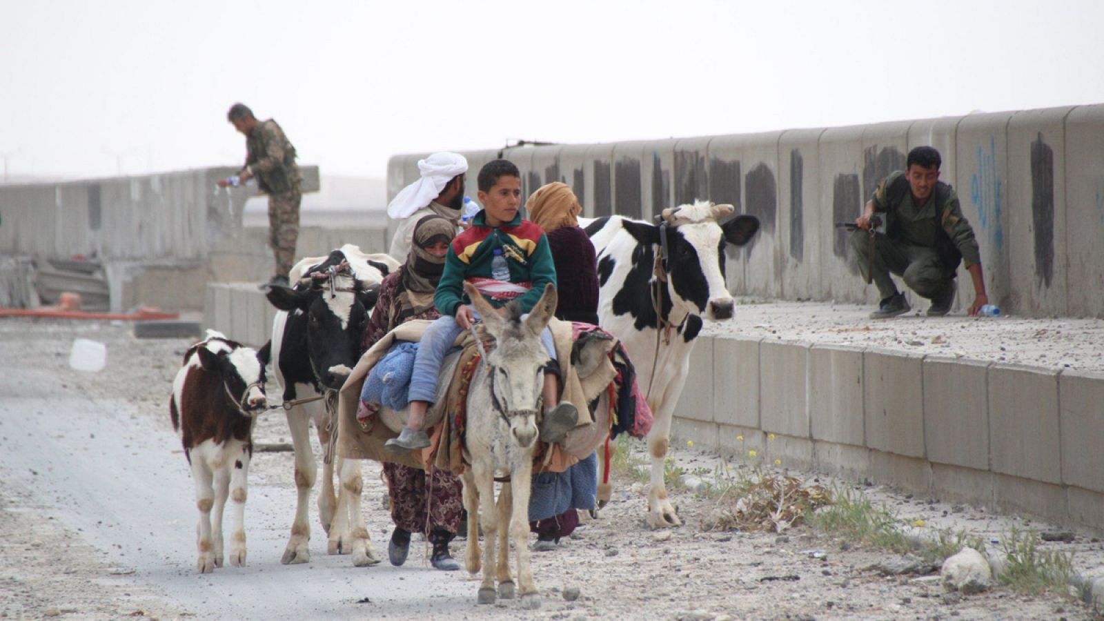 Un grupo de personas huye de los combates en Al Raqa (Archivo)