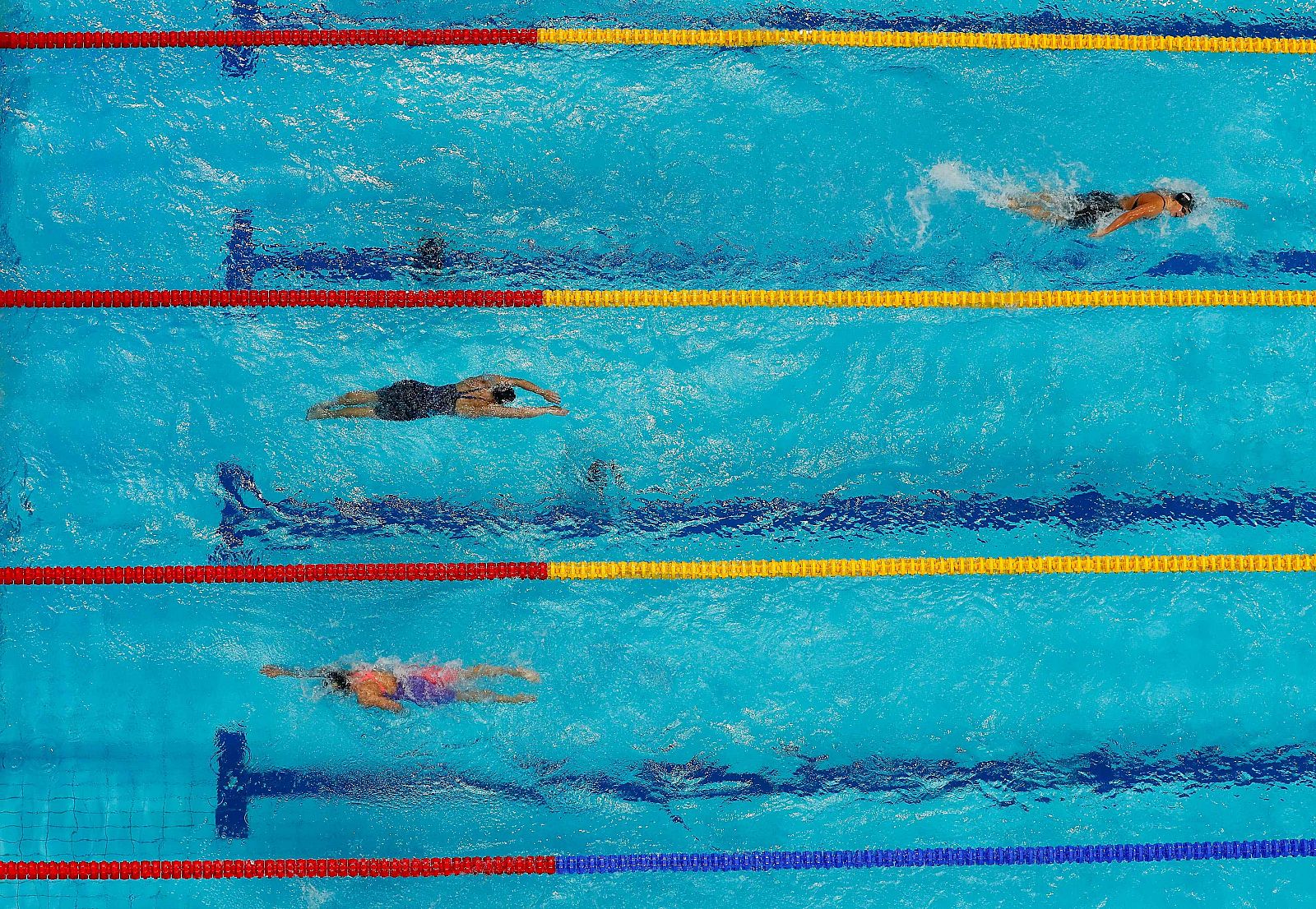 Ledecky lidera la final de los 800 metros. Belmonte, en la parte inferior.