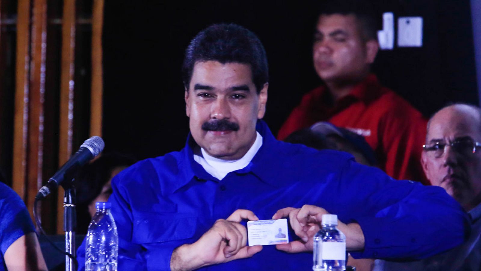 Fotografía cedida por la oficina de prensa del Palacio de Miraflores que muestra al presidente de Venezuela, Nicolás Maduro, durante un acto de gobierno el sábado 29 de julio de 2017, en Caracas (Venezuela).