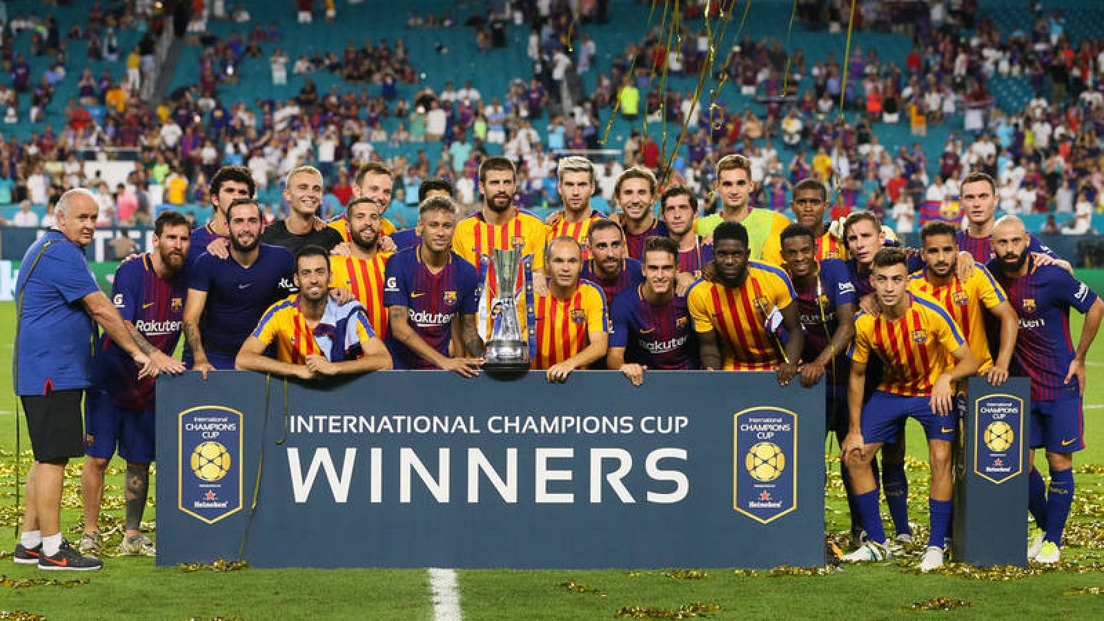 Los jugadores del F.C. Barcelona posan para una fotografía tras ganar el partido contra el Real Madrid del torneo Internantional Champions Cup el sábado 29 de julio de 2017, en el estadio Hard Rock de Miami, Florida (EE.UU.).