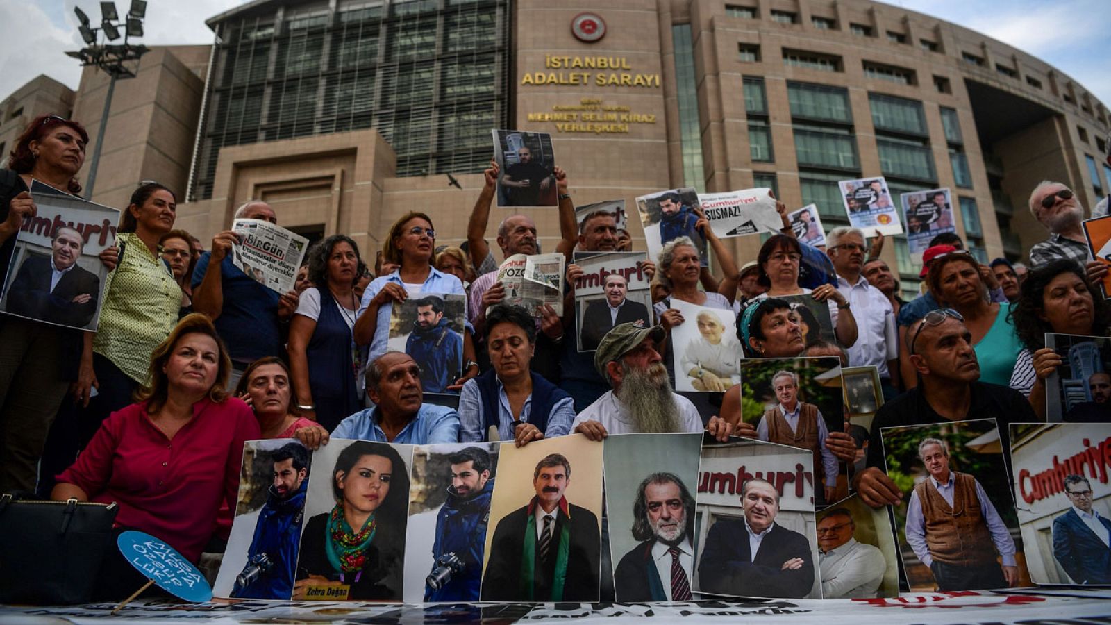 Manifestantes protestan en Estambul por las detenciones de periodistas turcos acusados de terrorismo