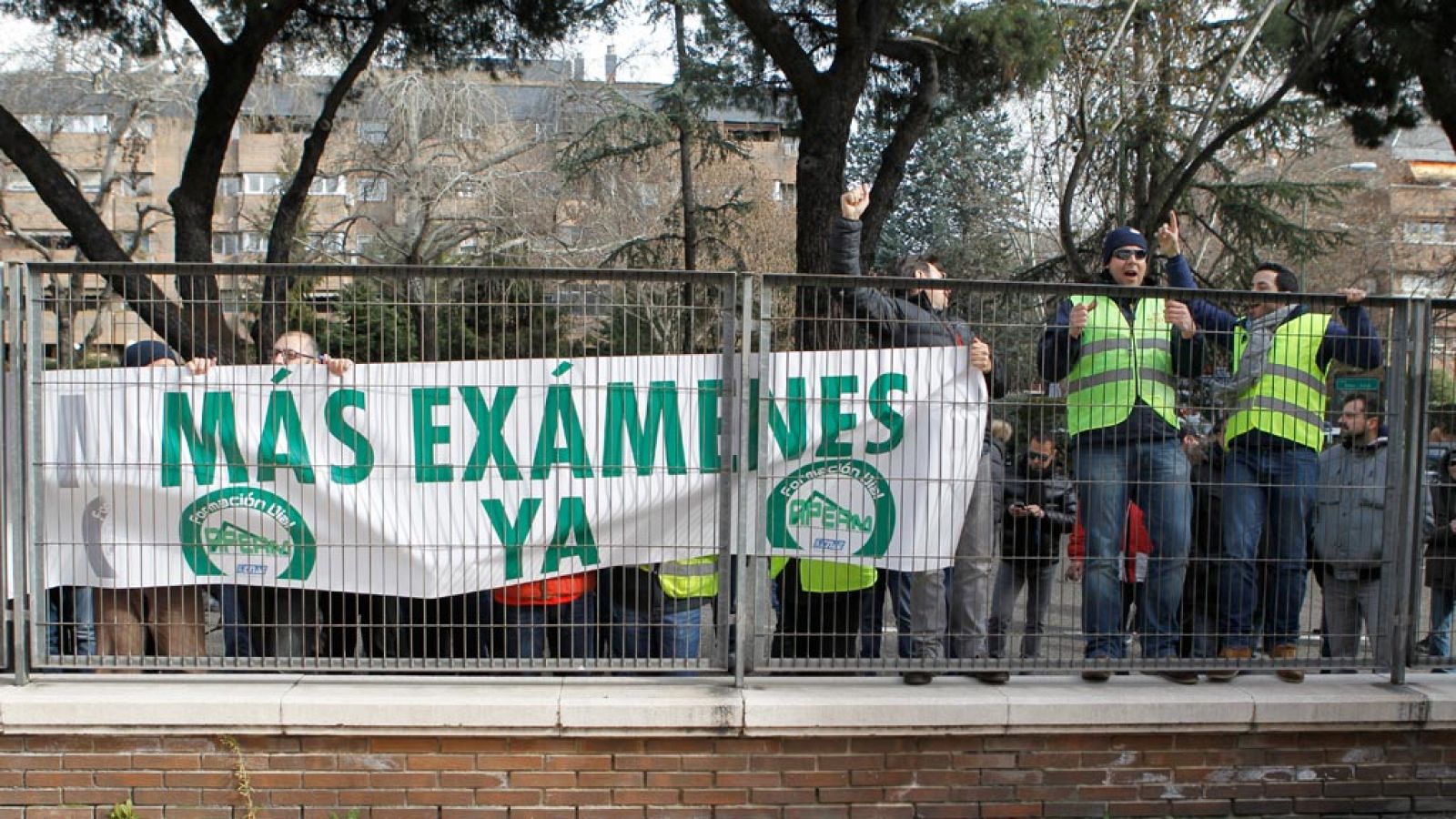 Representantes de autoescuelas durante una concentración para protestar por la falta de examinadores de conducir