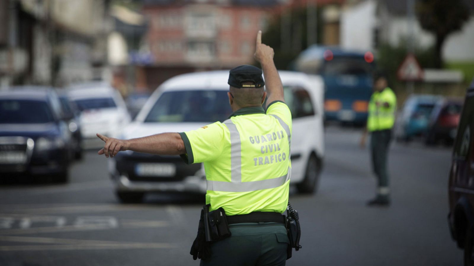 Un agente de la Guardia Civil realiza un control