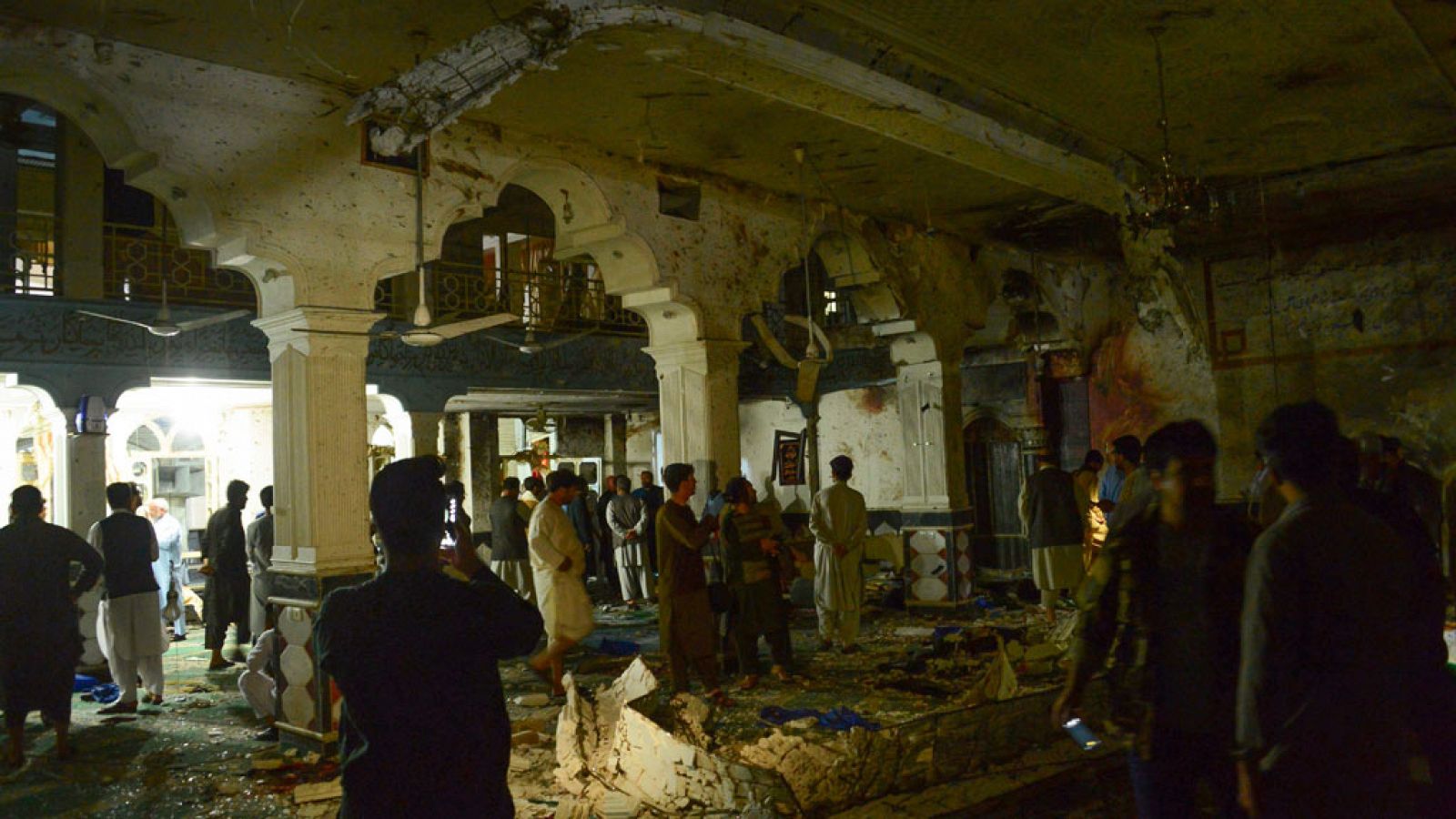 Personal de seguridad inspecciona el interior de la mezquita de Herat tras el atentado