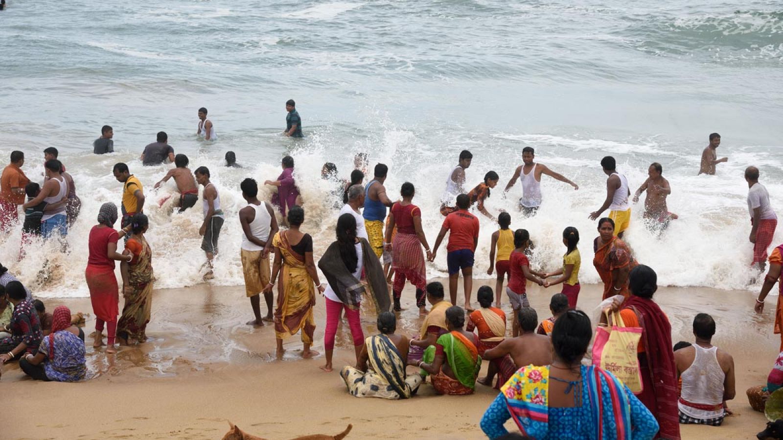 Imagen de una playa abarrotada en el estado indio de Odisha.