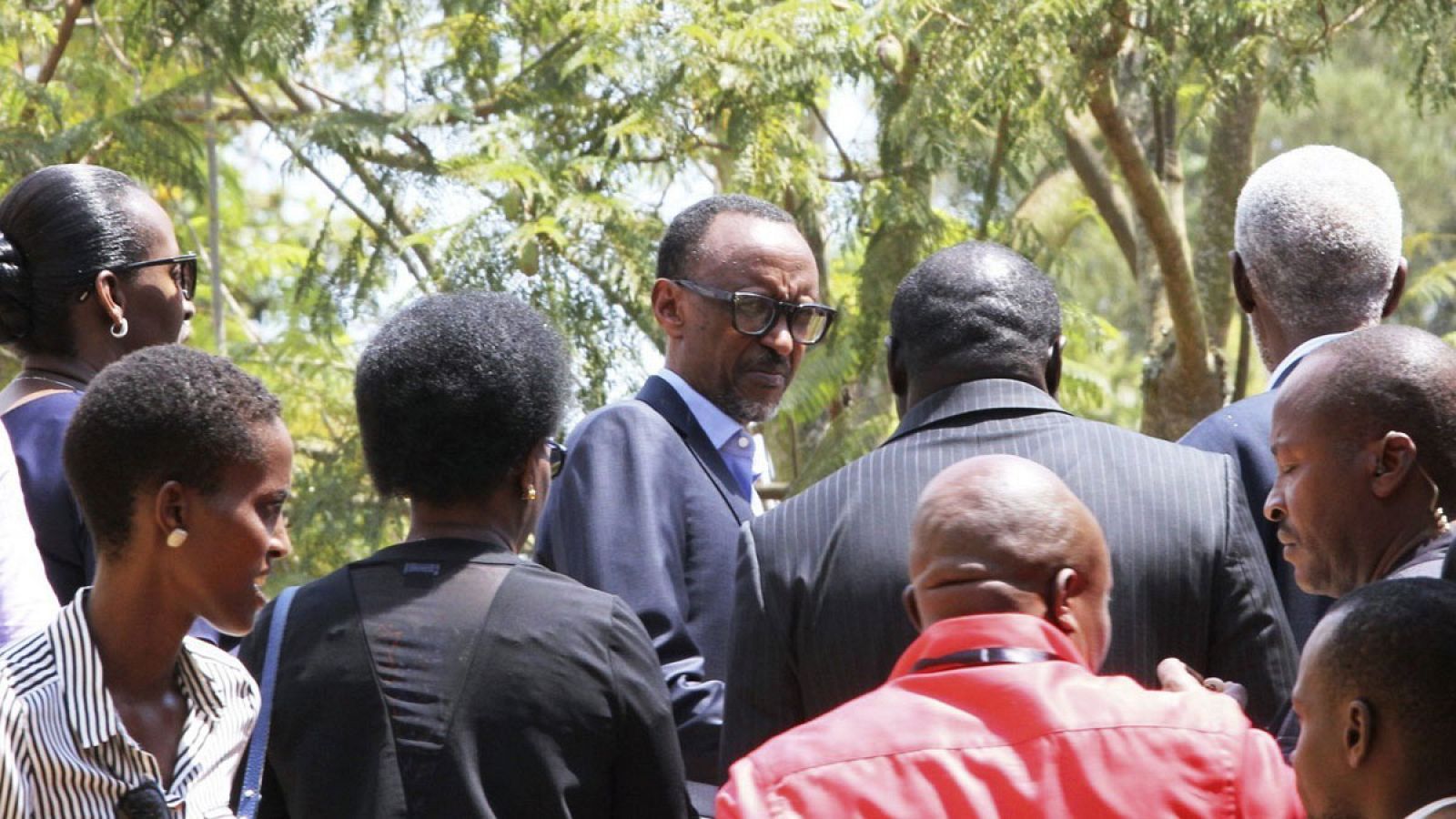El presidente de Ruanda, Paul Kagame (c) depués de votar para las elecciones generales, en un centro electoral en Kigali el viernes 4 de agosto de 2017.