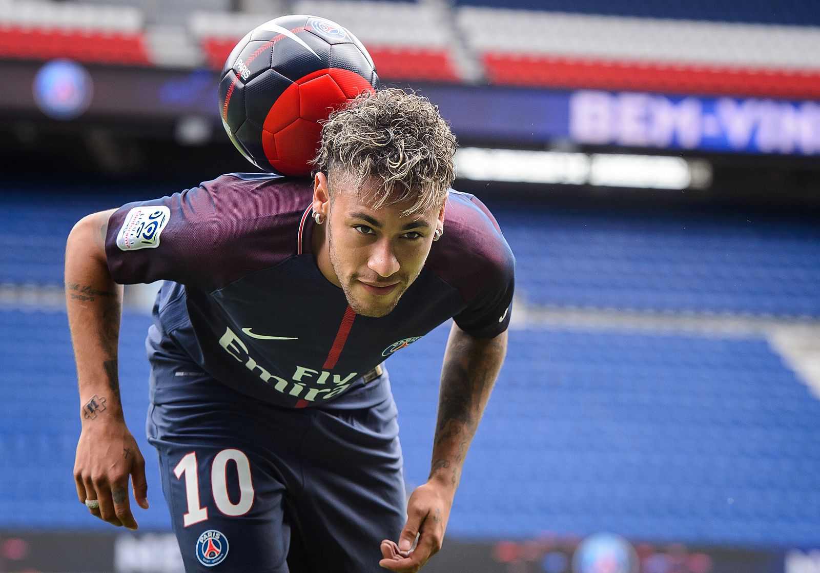 Neymar Jr posa para los fotógrafos durante su presentación como nuevo jugador del PSG.