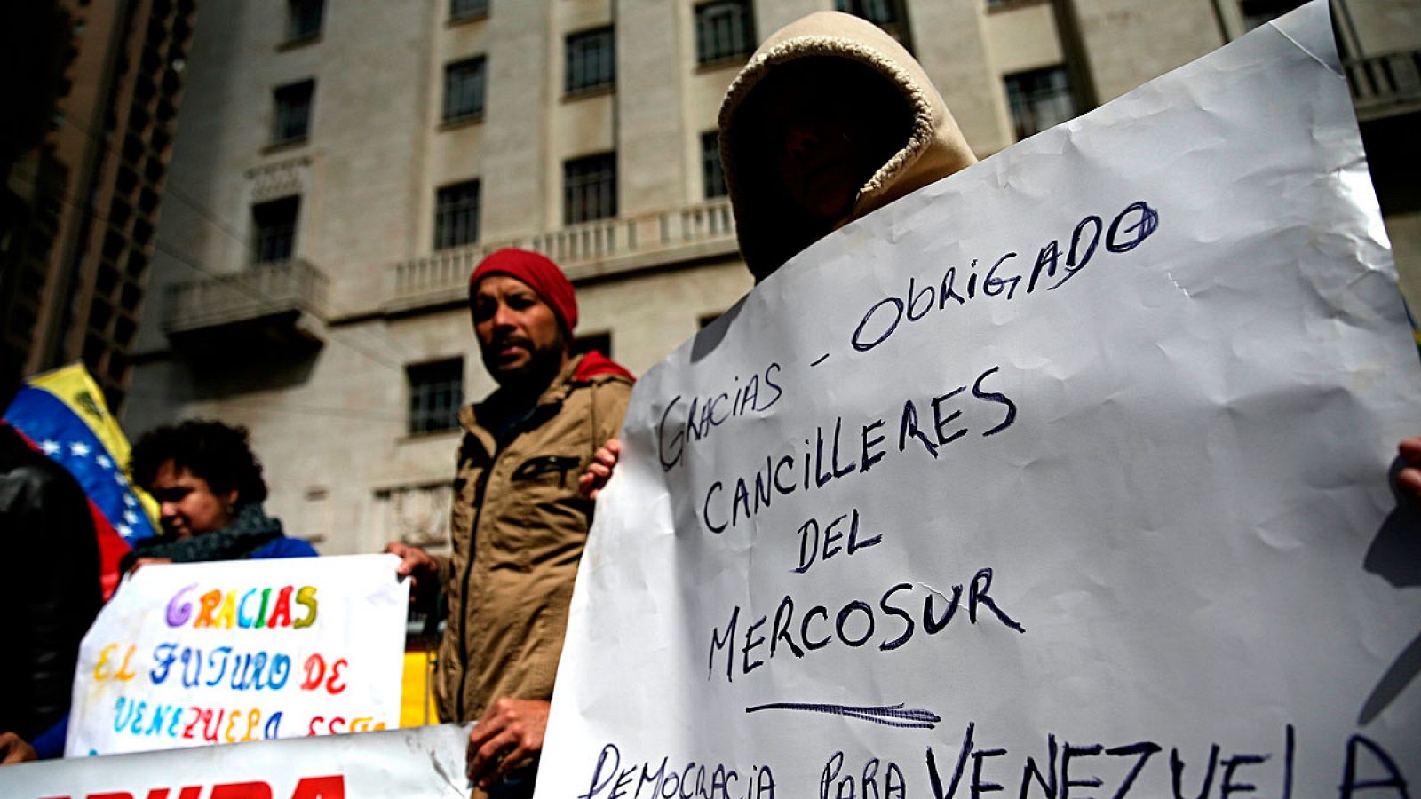 Manifestantes contra el gobierno de Maduro protestan a las puertas de la reunión de Mercosur en Sao Paulo