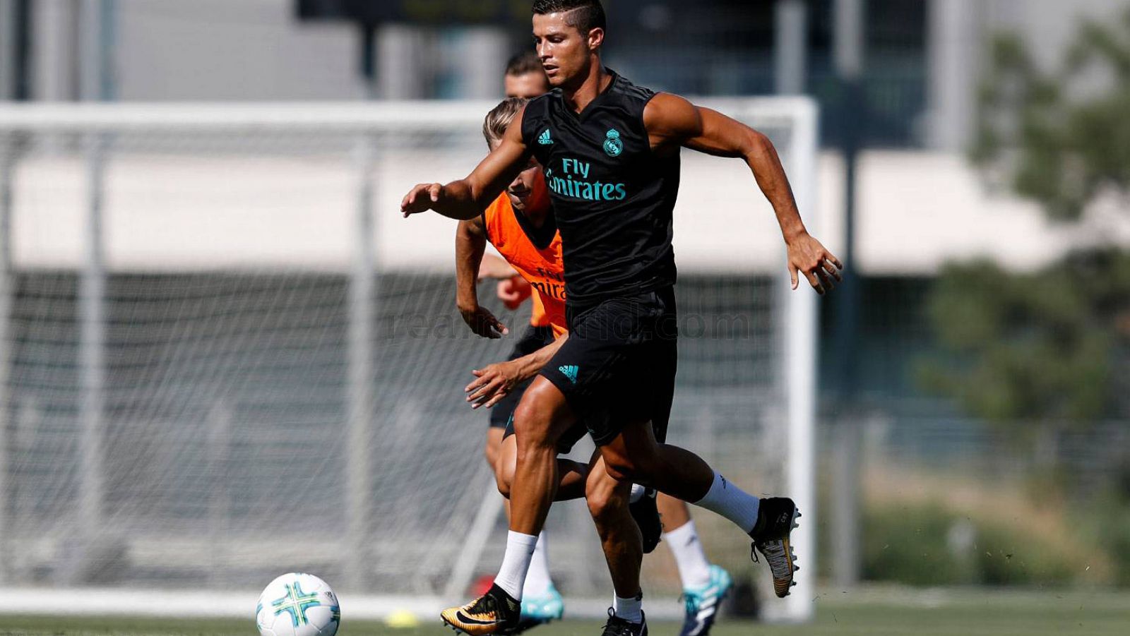 Cristiano se incorpora a los entrenamientos y recibe la visita del presidente