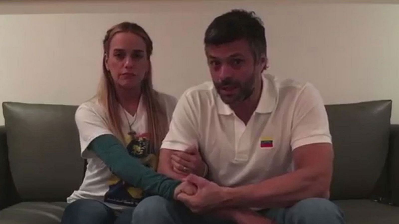 El líder opositor venezolano Leopoldo López junto a su mujer, Lilian Tintori, en un video grabado el 1 de agosto de 2017.
