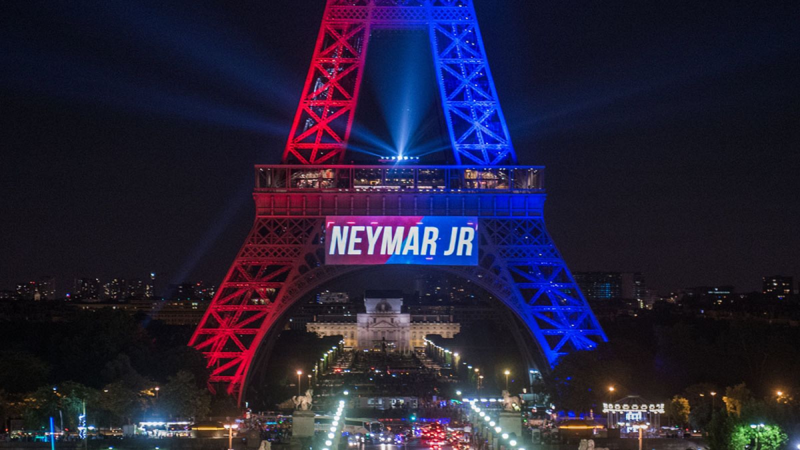La Torre Eiffel da la bienvenida al futbolista Neymar