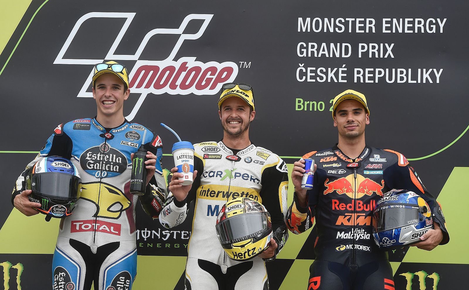 Thomas Luthi en el podio de Moto2 dos, tras ganar la carrera.