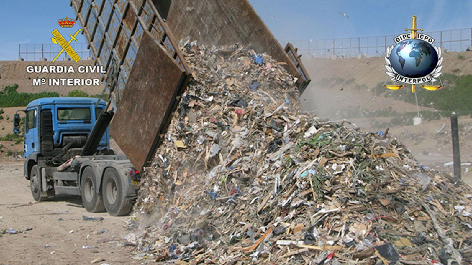 Un camión con residuos en una imagen de la Guardia Civil en el marco de la Operación Tyson