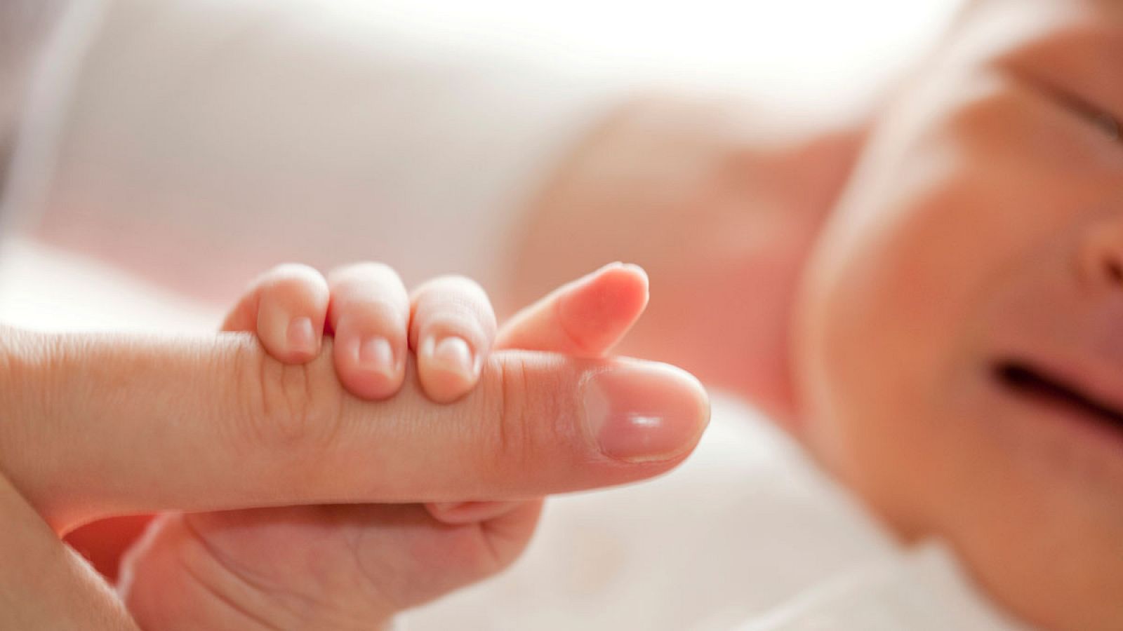 El 7,4% de los nacimientos de primogénitos en España fueron de madres primerizas en 2015