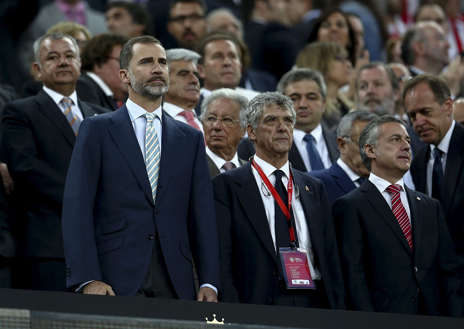 El rey junto a Villar durante la pitada al himno en la final de la Copa del Rey 2015.