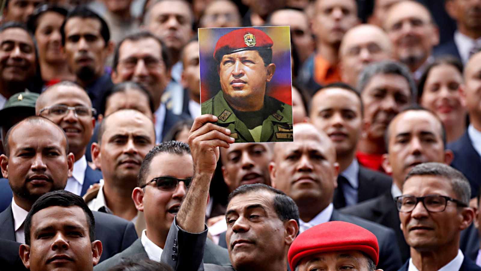 Un diputado sostiene una foto de Hugo Chávez durante la sesión inaugural de la Asamblea Nacional Constituyente