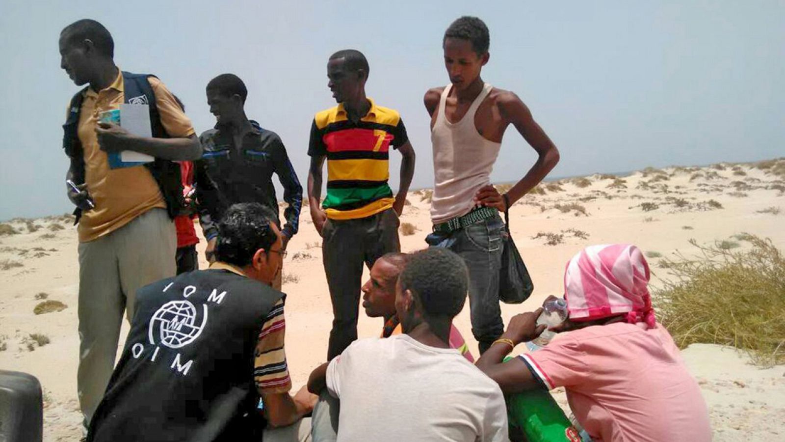 Miembros de la OIM encuentran 29 cuerpos sin vida de inmigrantes en una playa del Yemen