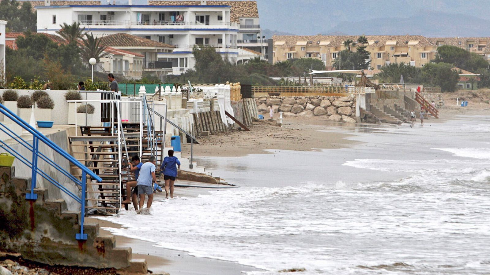 Efectos de las fuertes lluvias en la playa de Les Deveses en Dénia