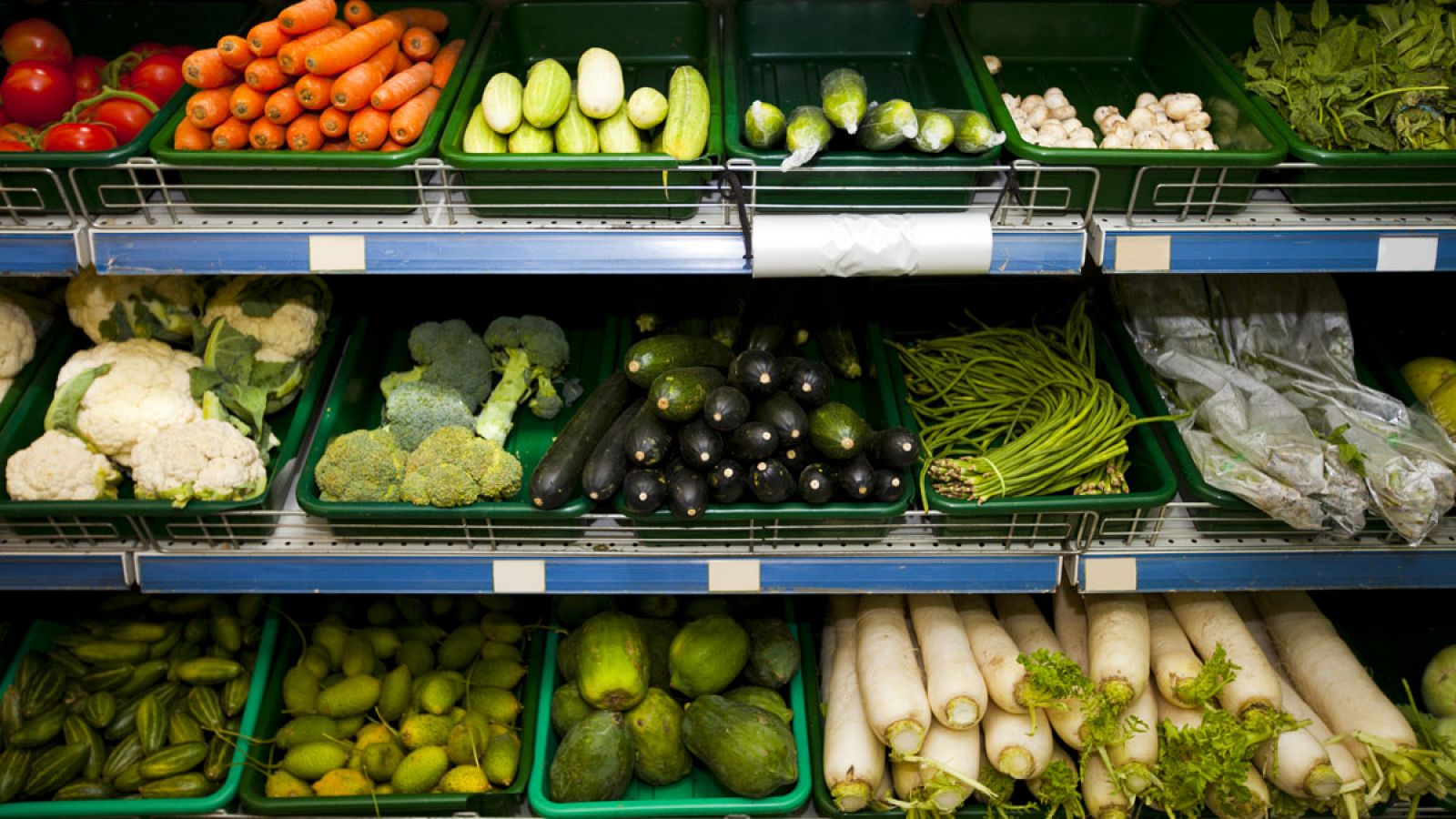 Verduras en el estante de un supermercado
