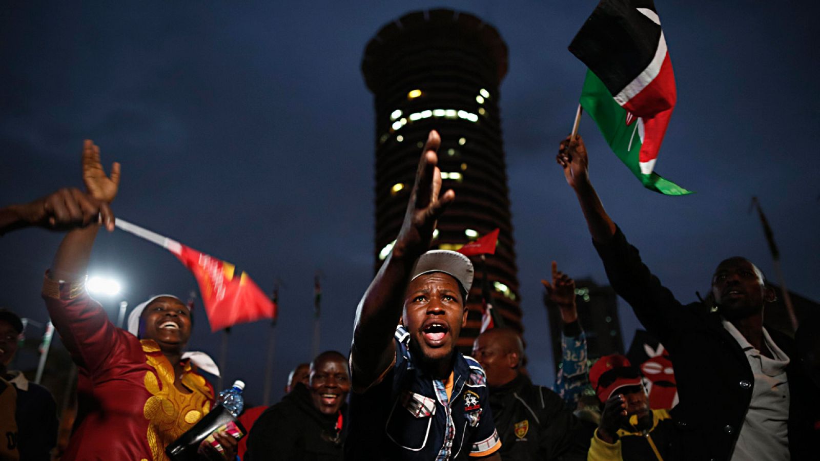 Los simpatizantes de Uhuru Kenyatta celebran su reelección en el centro de Nairobi
