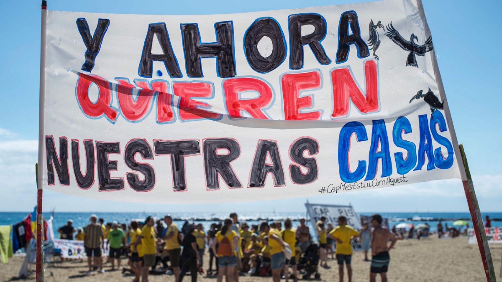 Los vecinos de la Barceloneta protestan en la playa contra el exceso de turismo