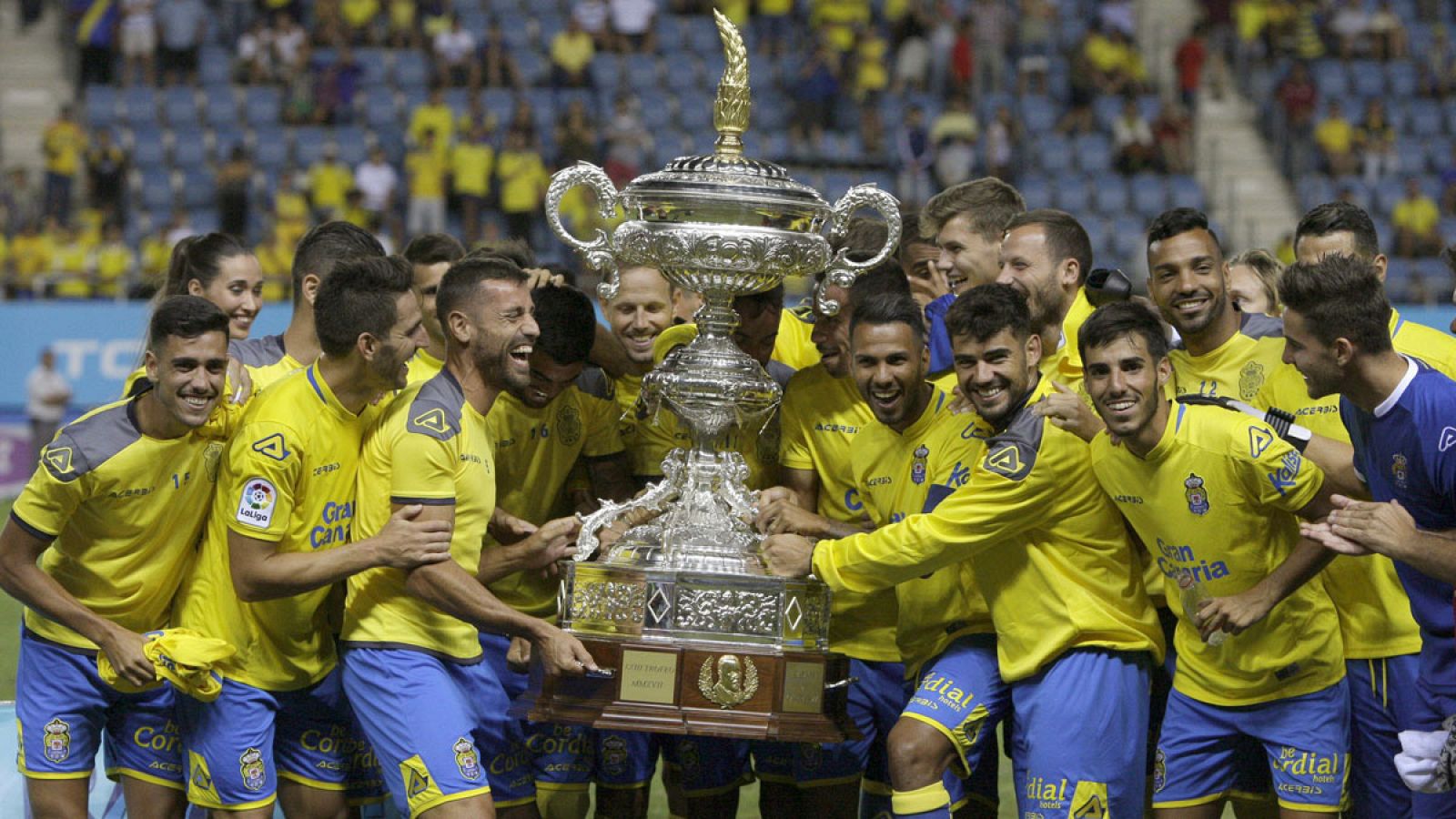 Los jugadores UD Las Palmas celebran con el trofeo su victoria frente al Málaga CF en la final del LXIII Trofeo Carranza.
