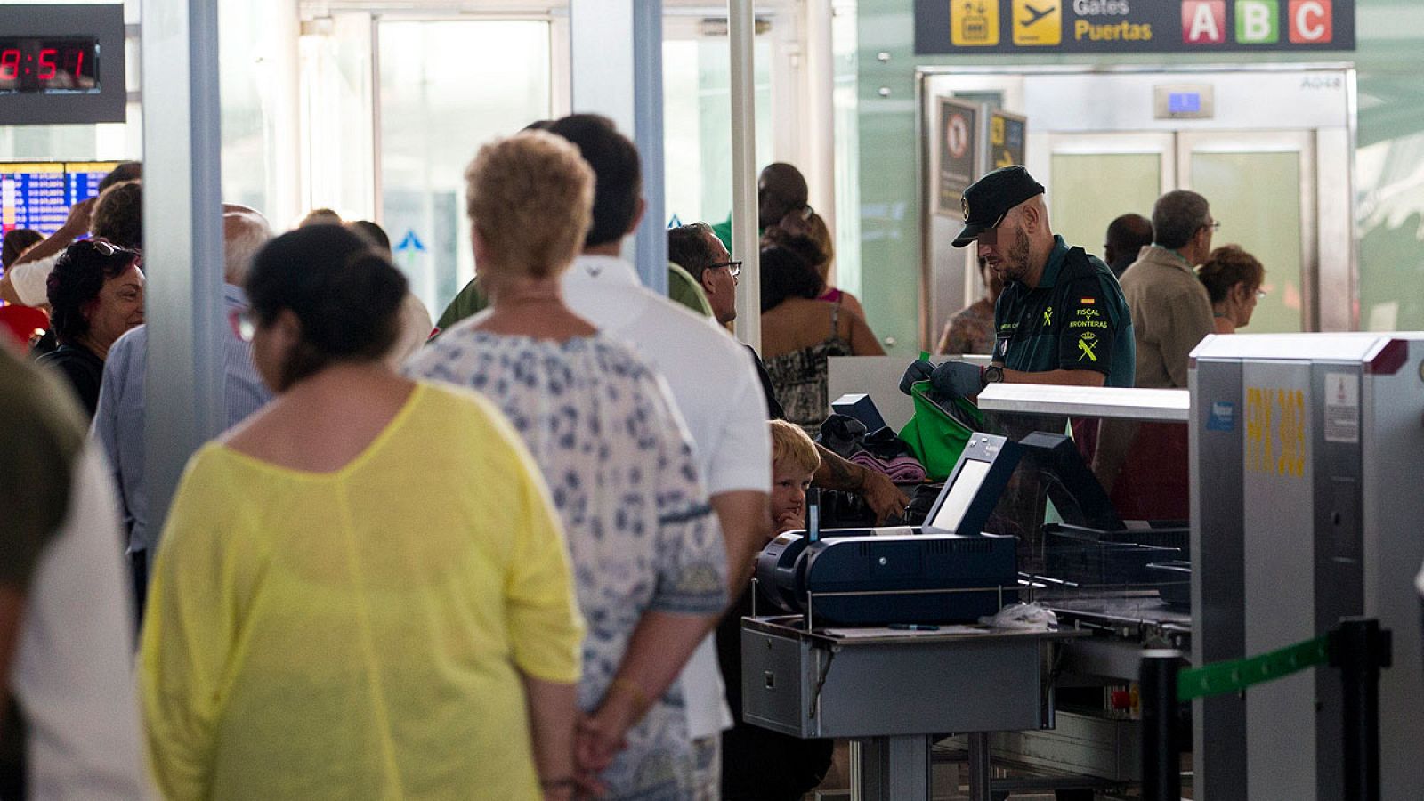 Efectivos de la Guardia Civil trabajan en los accesos a las puertas de embarque del aeropuerto de El Prat