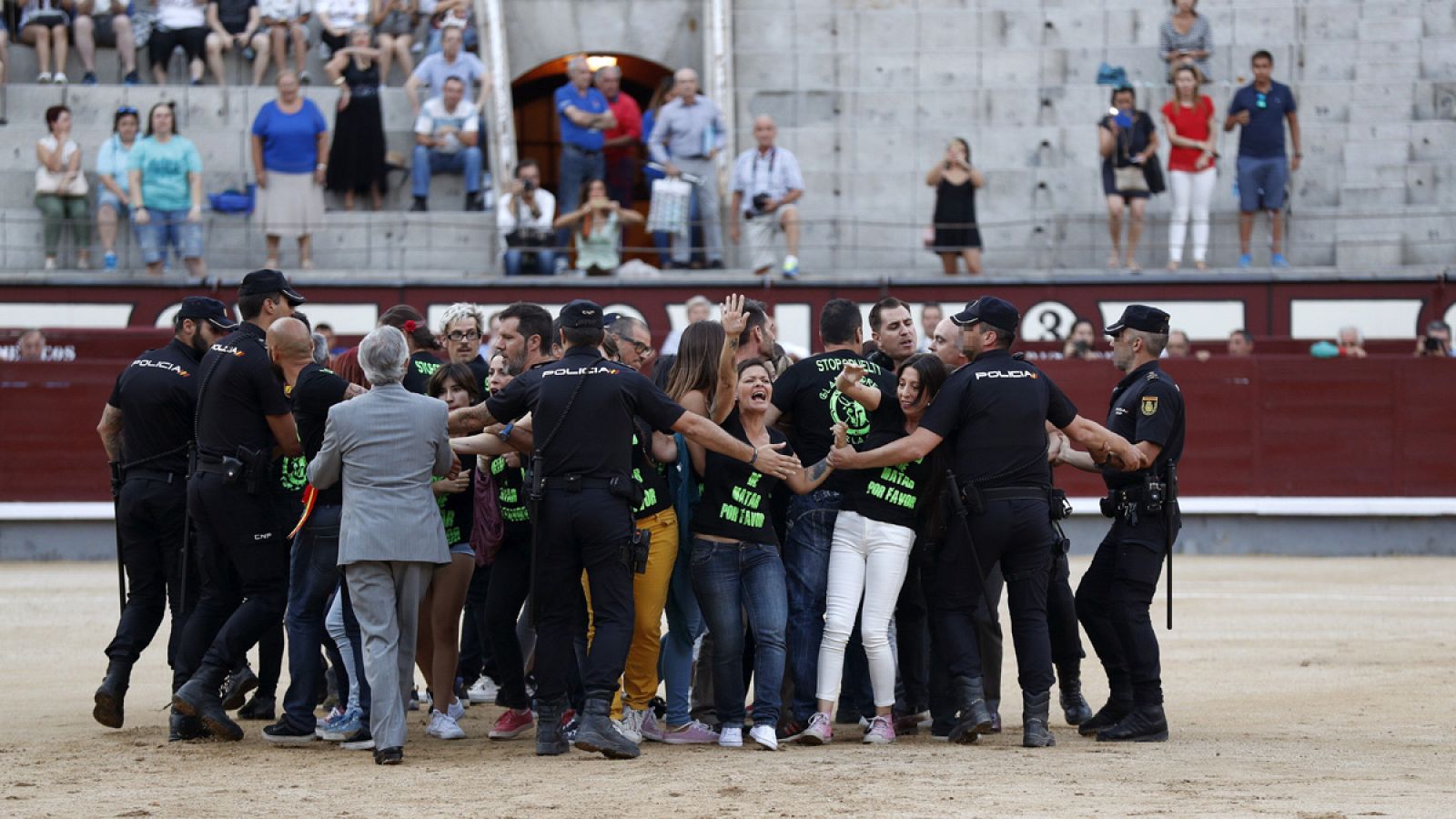 Un grupo de antitaurinos saltan al ruedo antes de la final del certamen de novilladas nocturnas en la Monumental de Las Ventas, en Madrid