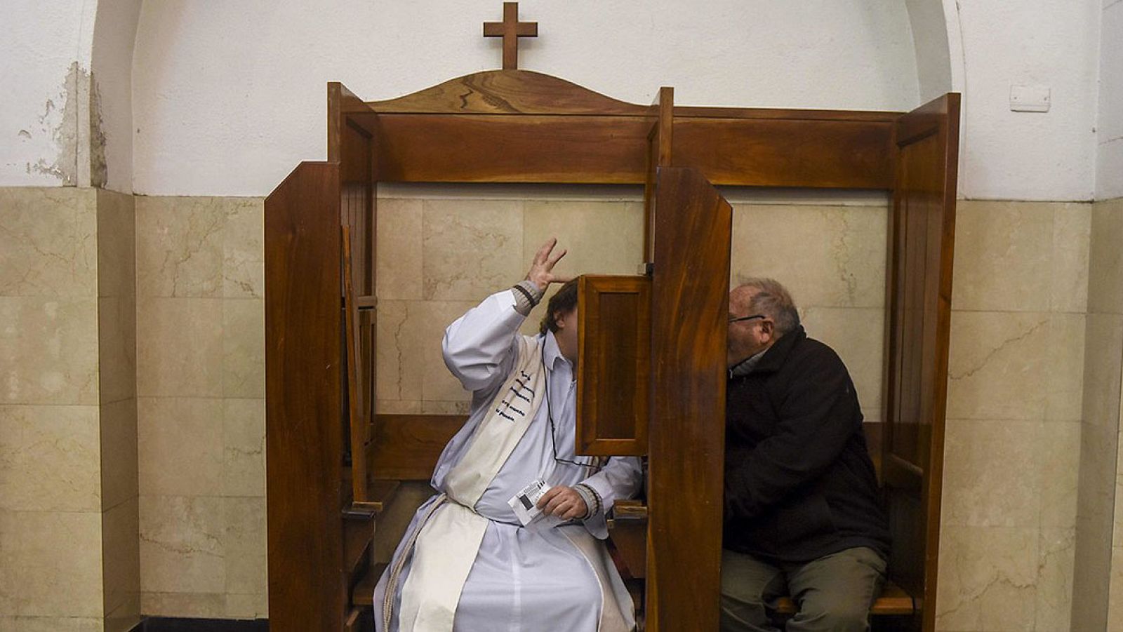 Imagen de archivo de un sacerdote confesando a un feligrés en Argentina