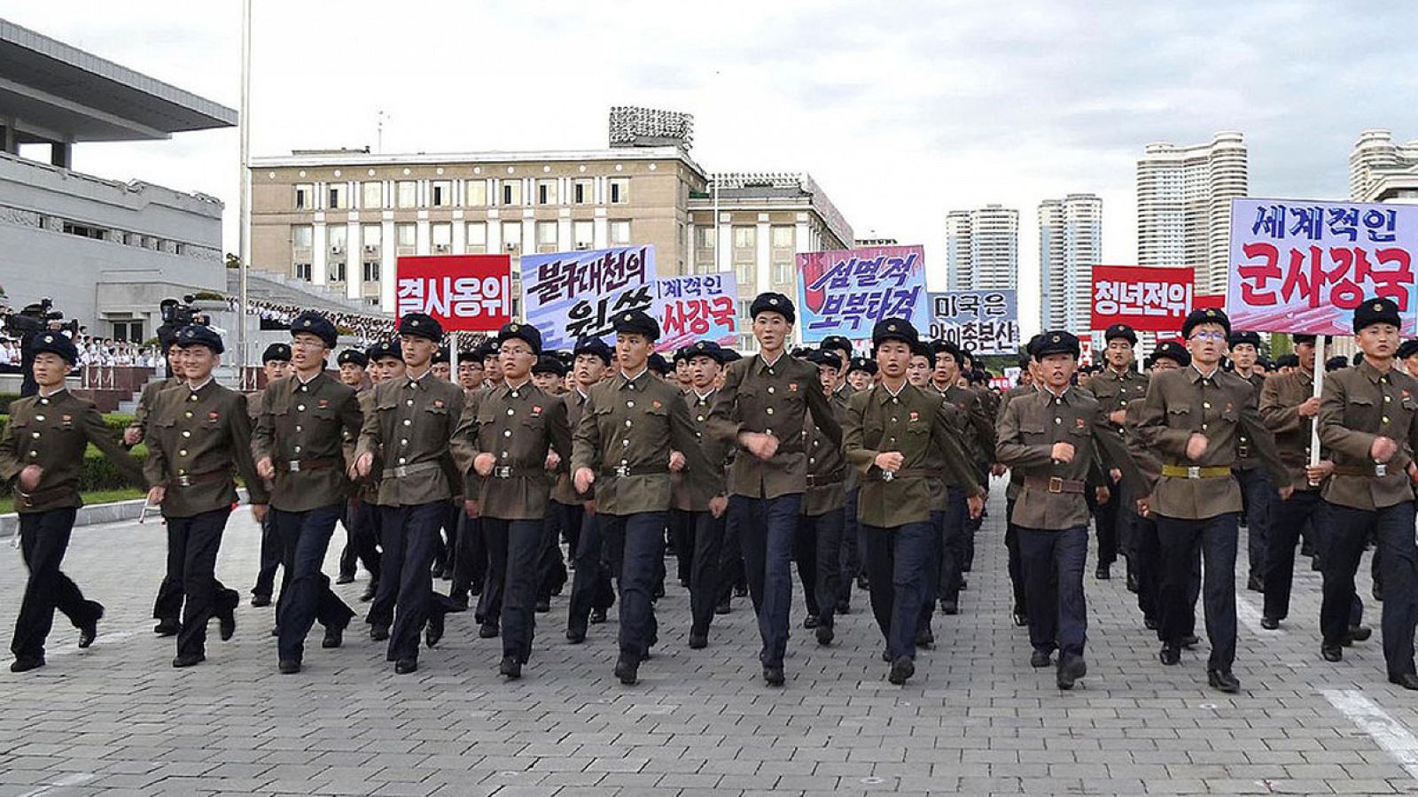 Desfile de universitarios en Pyongyang tras la aprobación de las sanciones de la ONU
