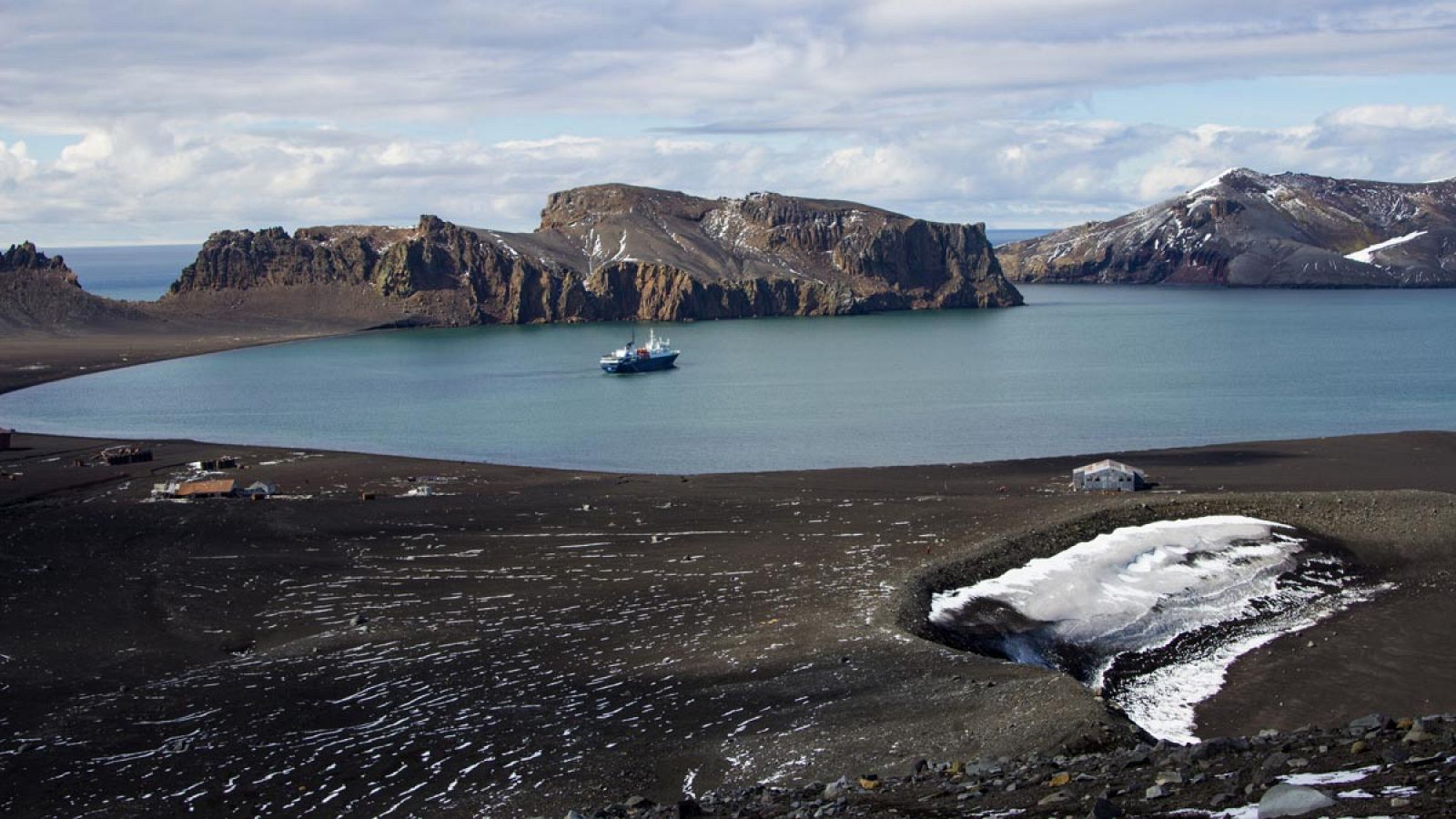 La Antártida acapara numerosos volcanes, como el de la Isla Decepción.