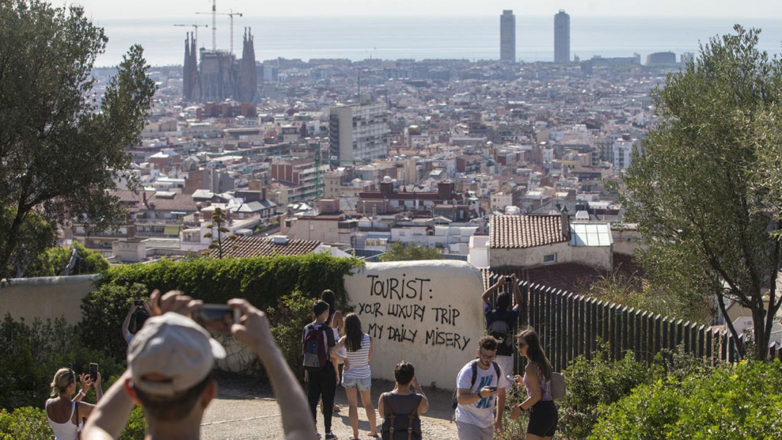 Un grupo de turistas pasea por los alrededores del Parque Güell de Barcelona