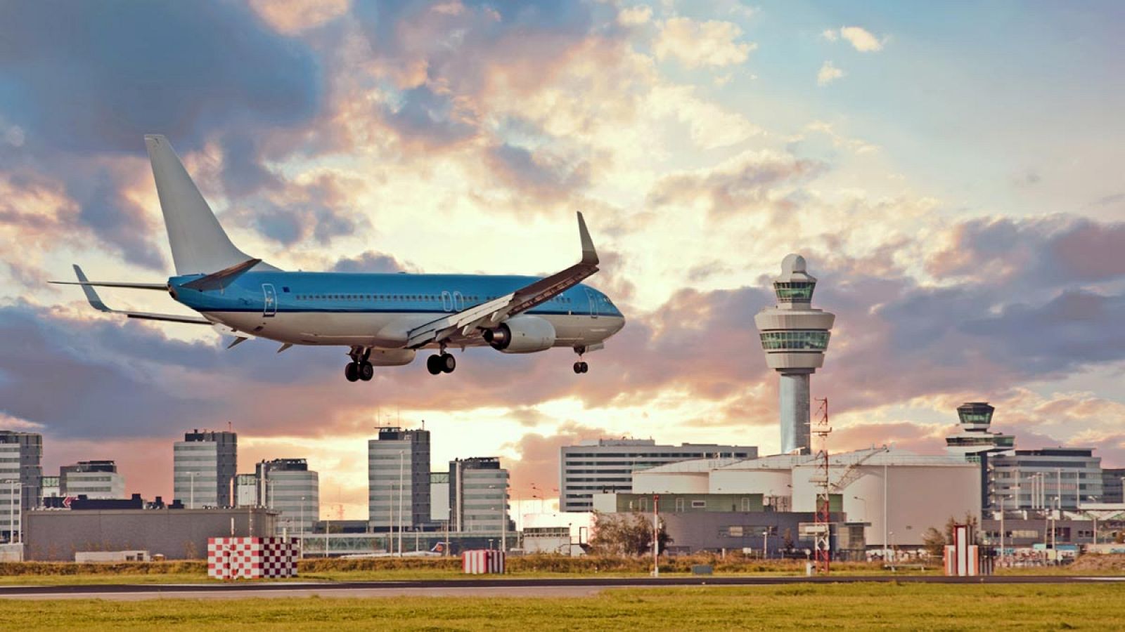 Avión aterrizando en el aeropuerto de Schiphol, en Ámsterdam.