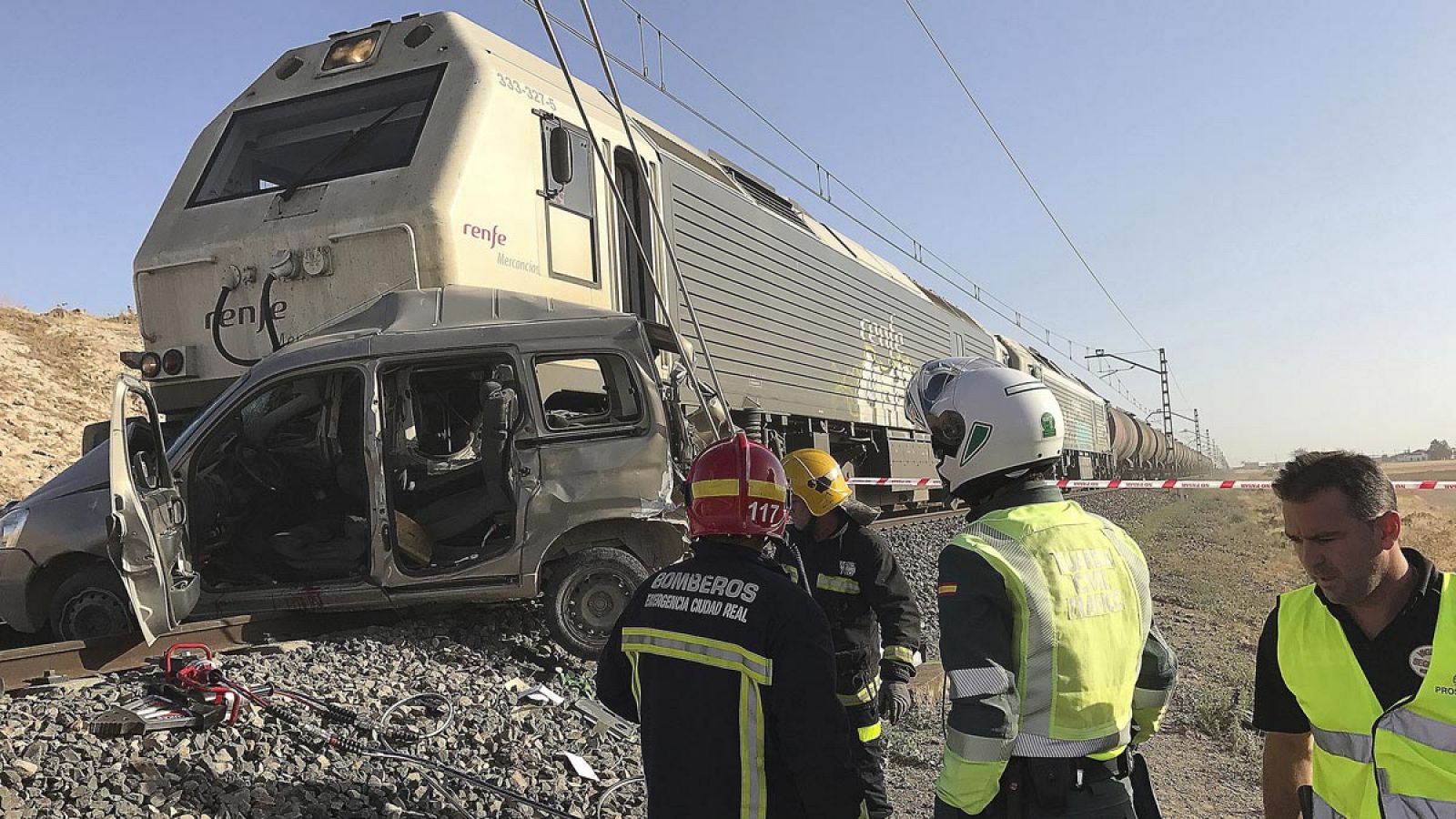 Accidente en Almagro, en el que dos hombres fallecieron cuando el vehículo en el que viajaban fue arrollado por un tren.