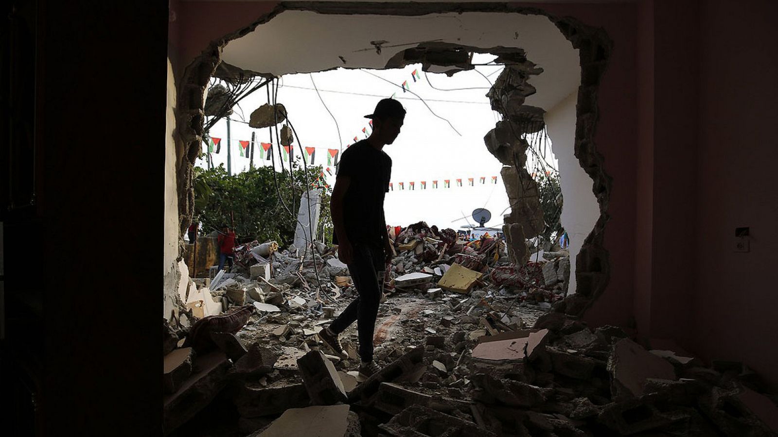 Kobar, Cisjordania: imagen de la vivienda de la familia del palestino que mató a tres personas en una colonia israelí, derribada por Israel