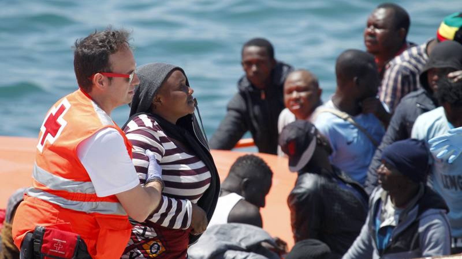 Rescate de inmigrantes a bordo de pateras en aguas del Estrecho