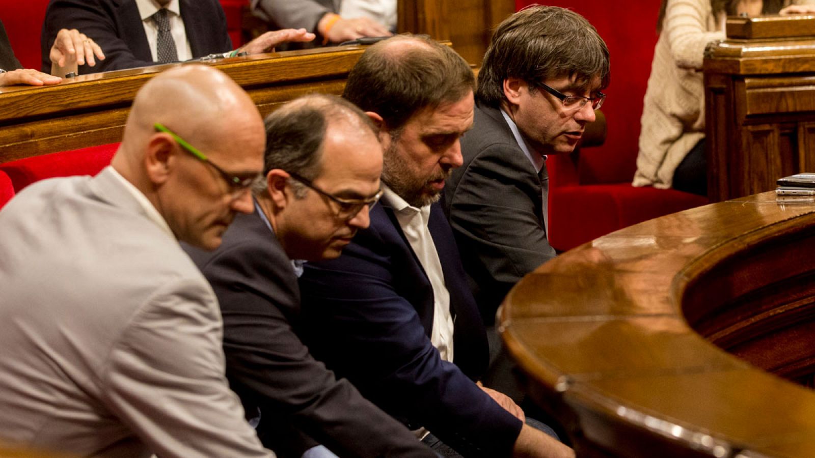 El presidente de la Generalitat, Carles Puigdemont, junto al vicepresidente Oriol Junqueras el conseller de la Presidencia Jordi Turull y el conseller de Exteriores, Raül Romeva