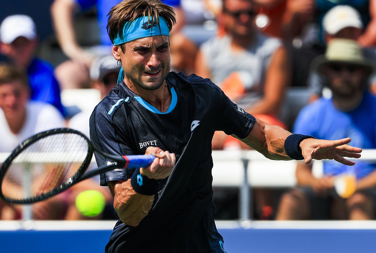 David Ferrer devuelve la bola a Janko Tipsarevic durante su encuentro perteneciente al torneo Masters 1.000 de Cincinnati.