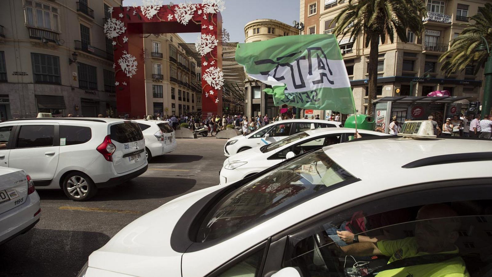 Imagen de varios taxis en las calles de Málaga