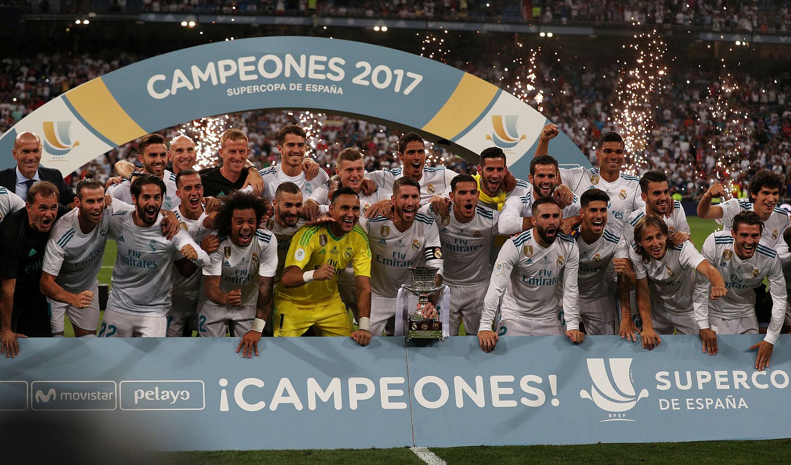 Los jugadores del Madrid levantan el título de campeones de la Supercopa de España