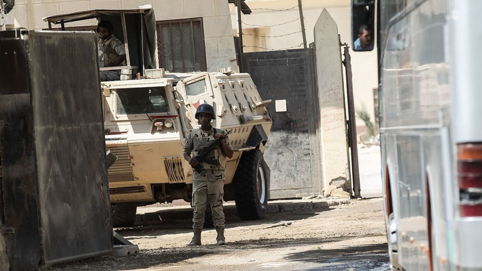 Fuerzas de seguridad egipcias montan guardia en el paso de Rafah, fronterizo con Gaza