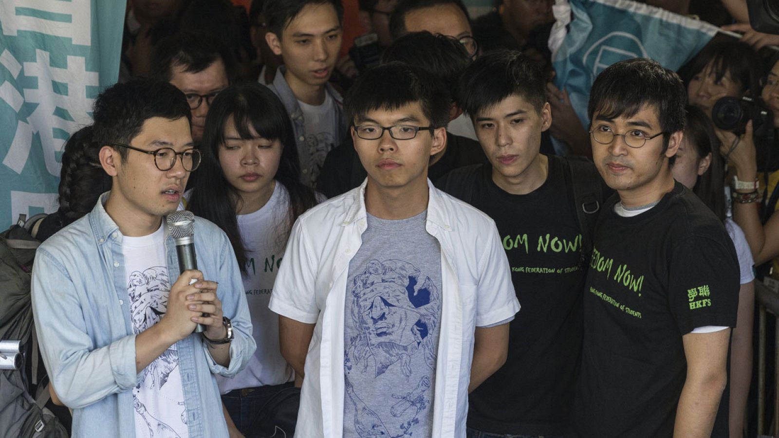 Los líderes estudiantiles Nathan Law, Joshua Wong y Alex Chow hacen una delaracion a la prensa a las puertas del Tribunal Supremo de Hong Kong (China).