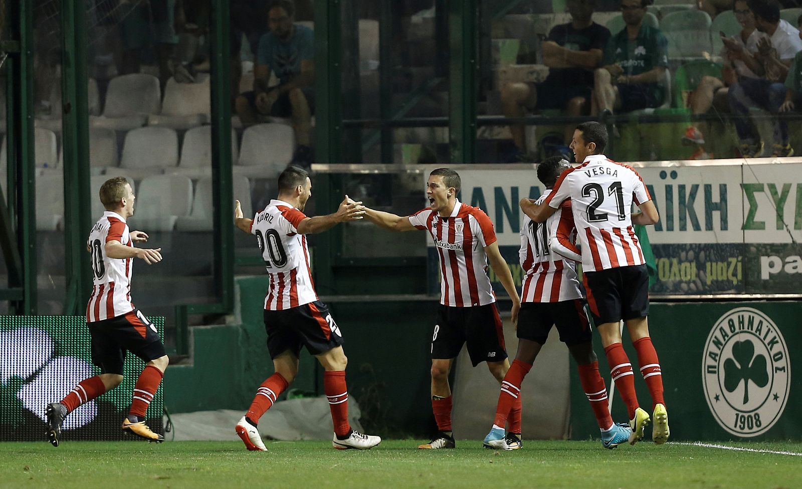 Los jugadores del Athletic celebran el gol de De Marcos frente al Panathinaikos.