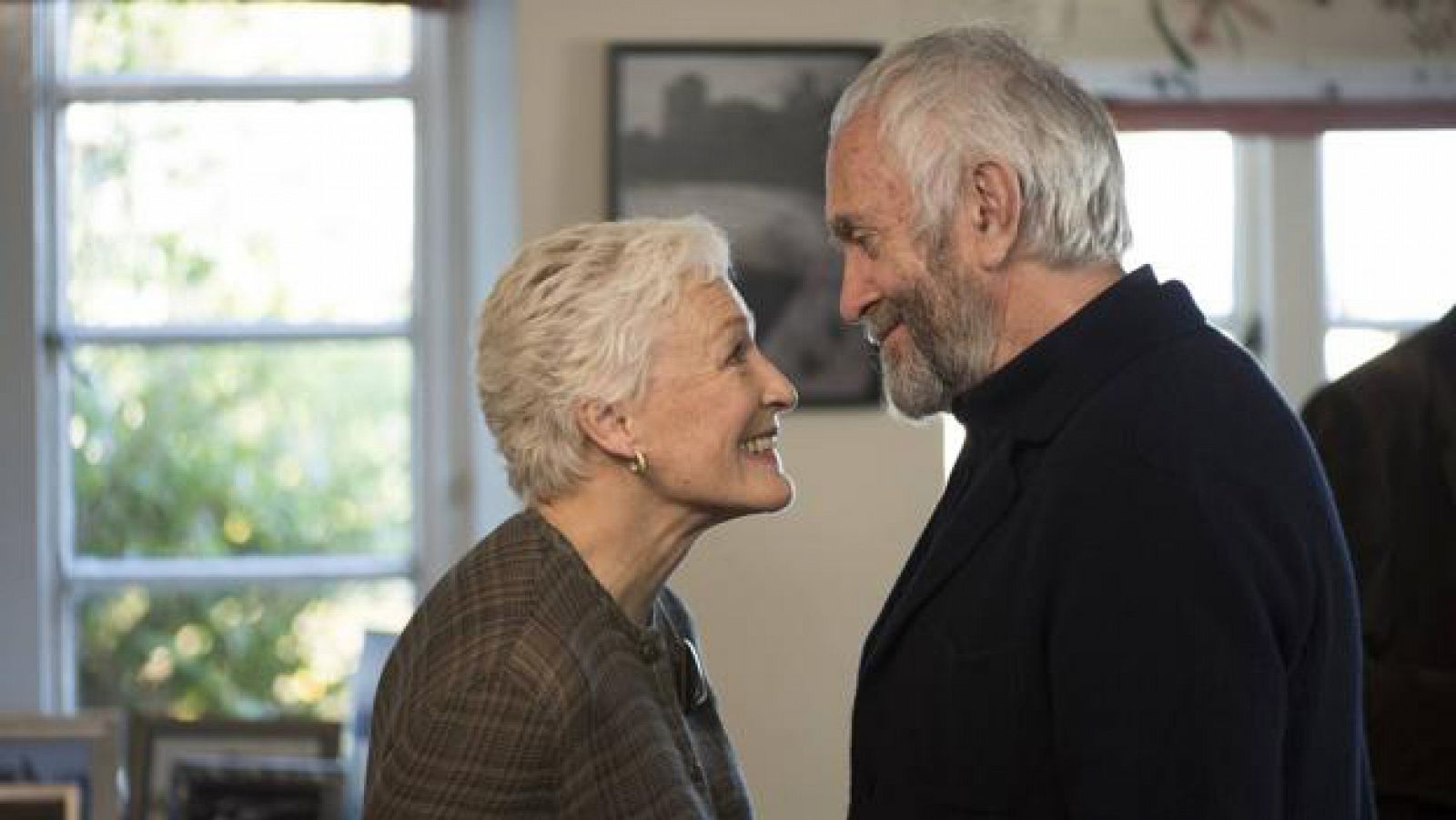 Glenn Close y Jonathan Pryce durante la película La buena esposa de Björn Runge.